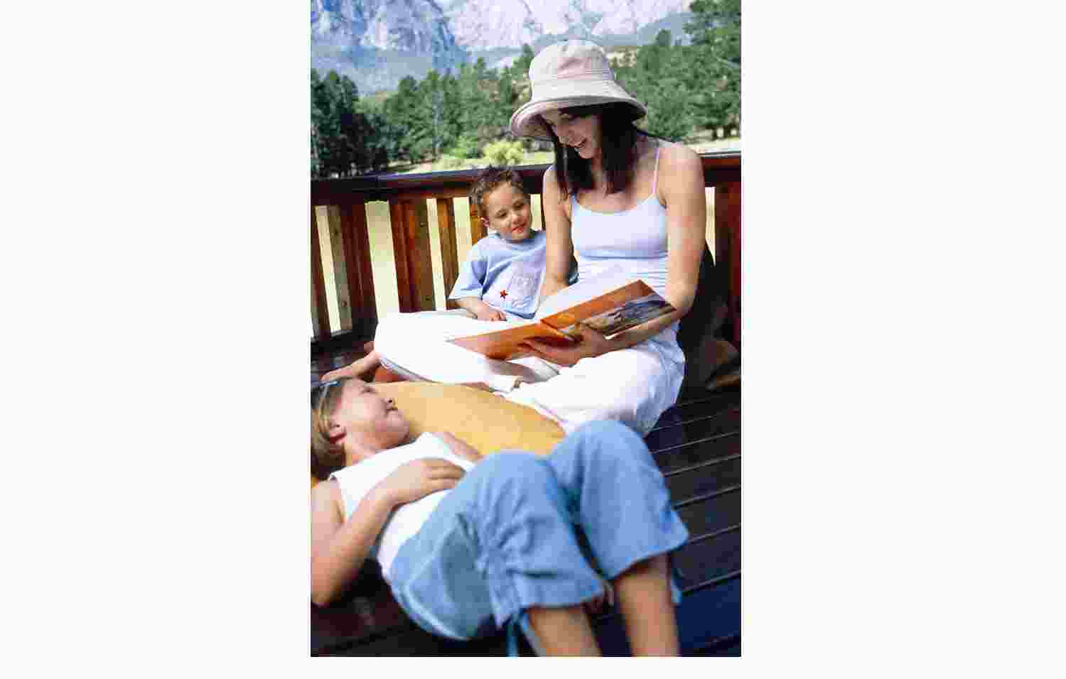 reading together Children and parent reading together