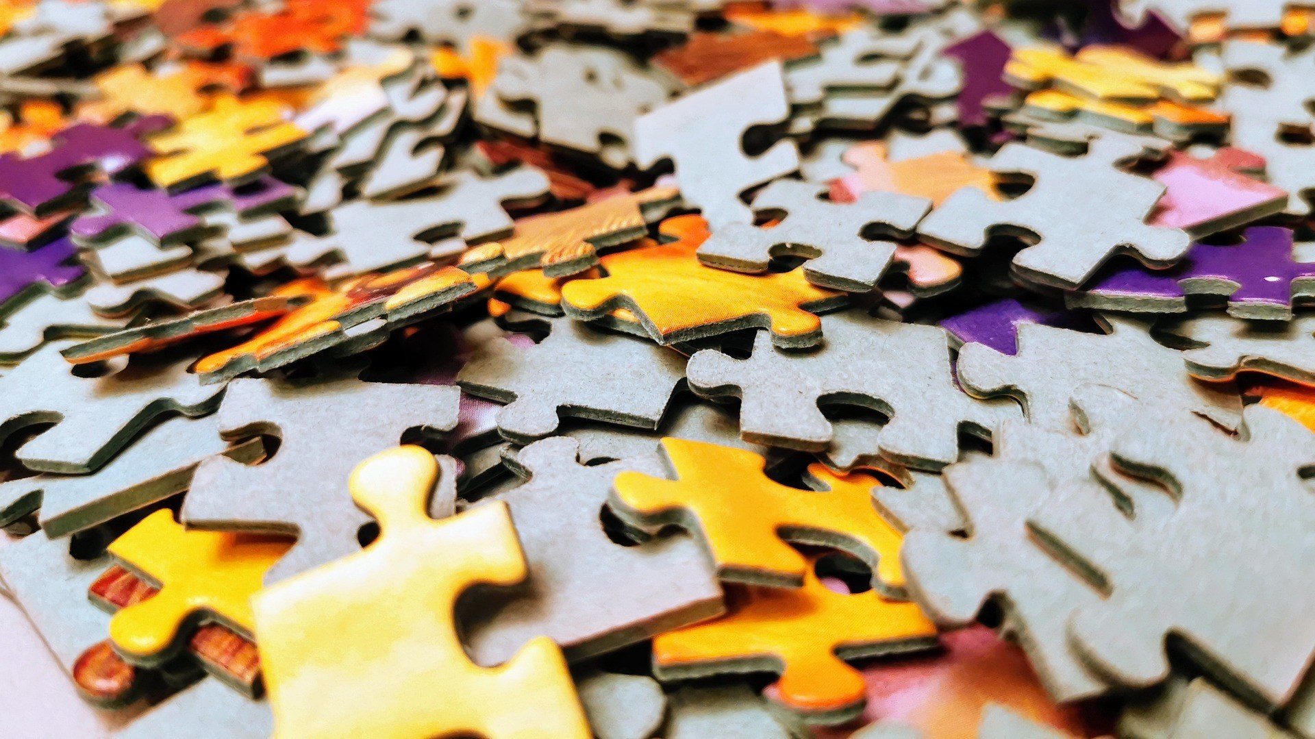 A photo of a pile of jigsaw puzzle pieces.