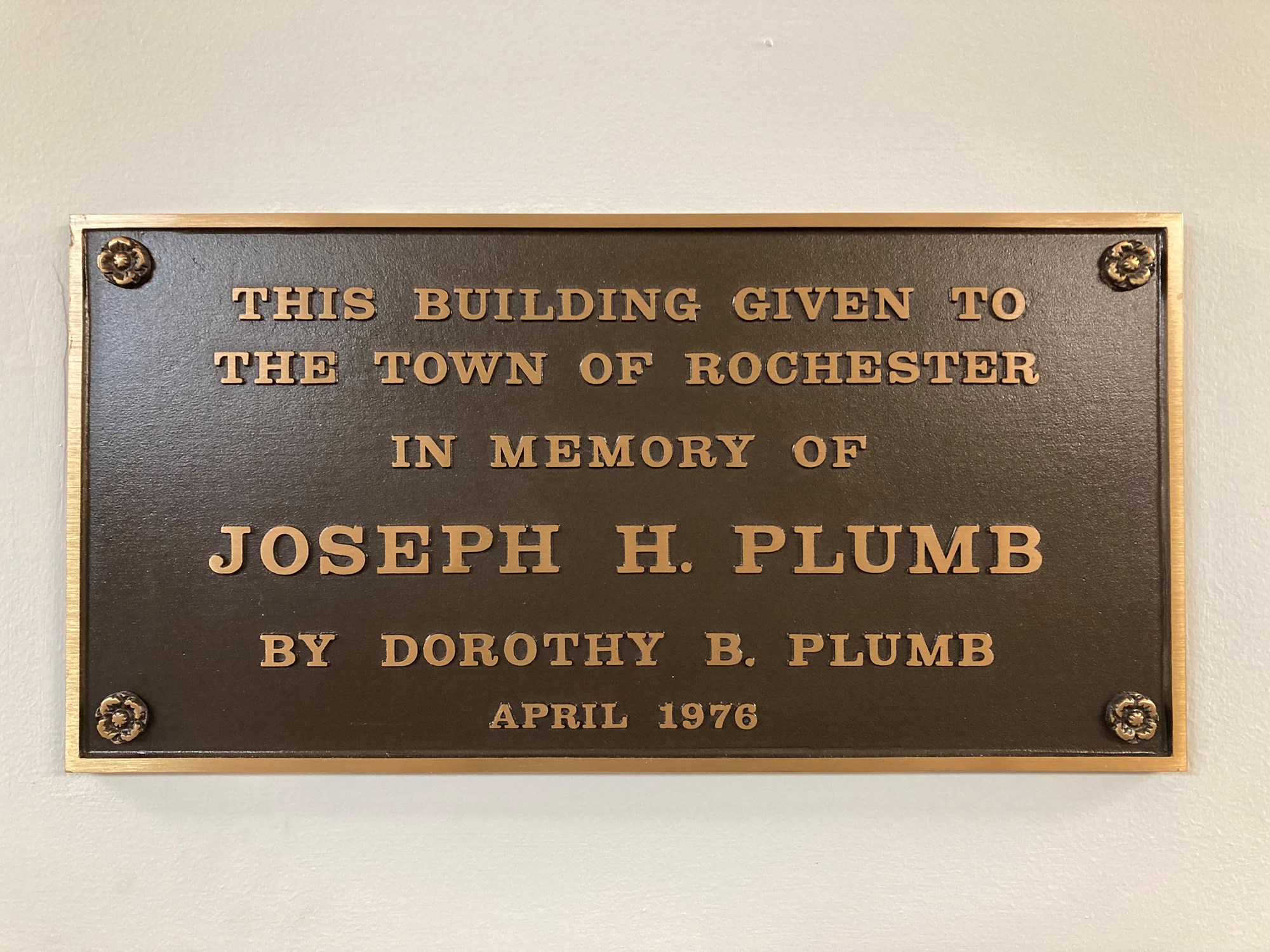 Plaque commemorating gift of Plumb Library to the Town of Rochester in April 1976