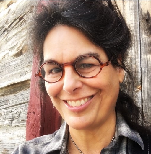 photo of artist Suzanne Martino