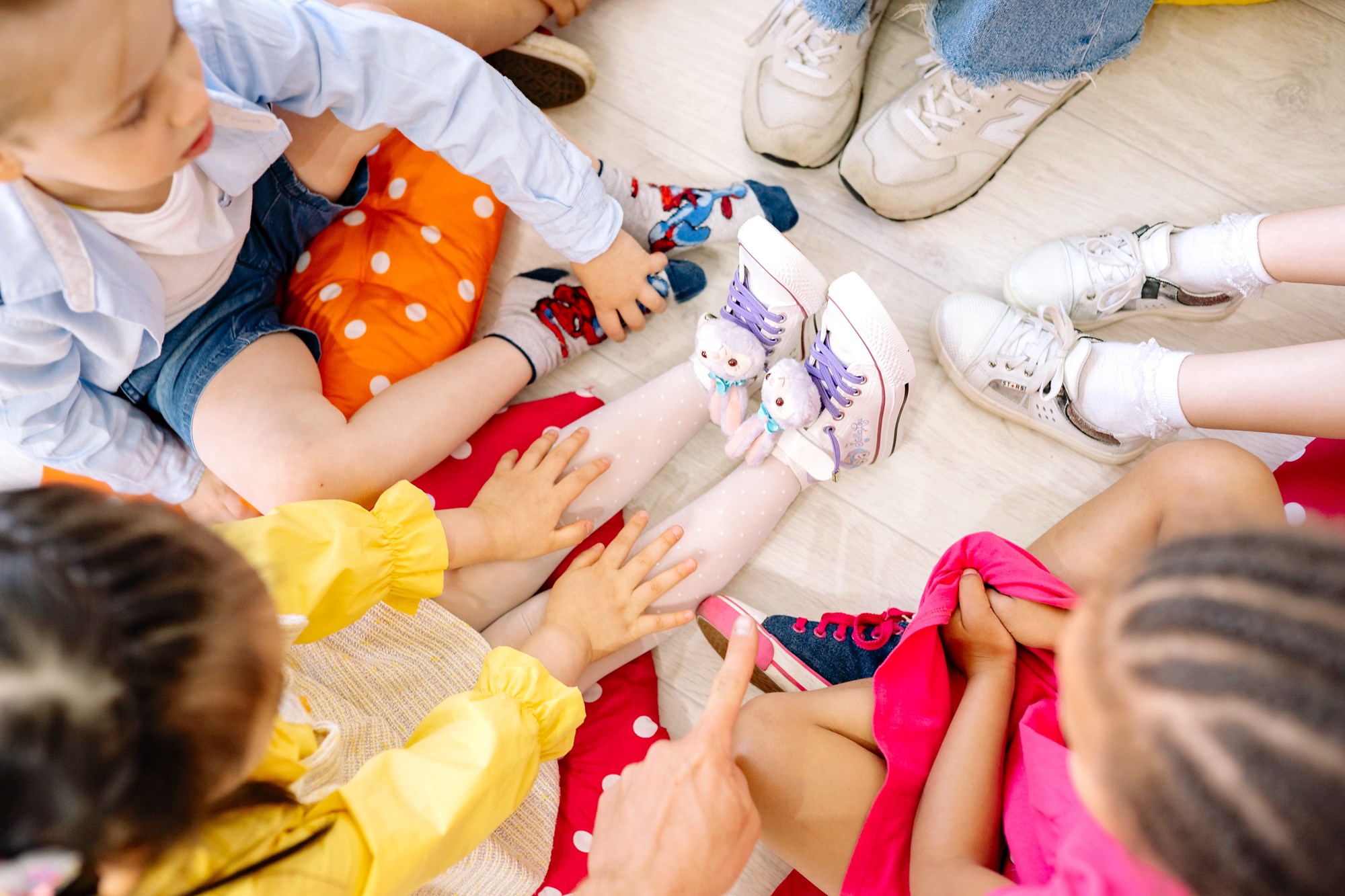 circle of children with feet in center