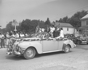 1948 Three women in convertible