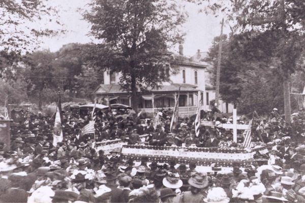 Photo from 1907 of crowd gathered in front of courthouse for Decoration Day