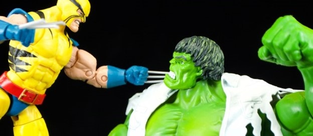 Wolverine fighting the Hulk toys image