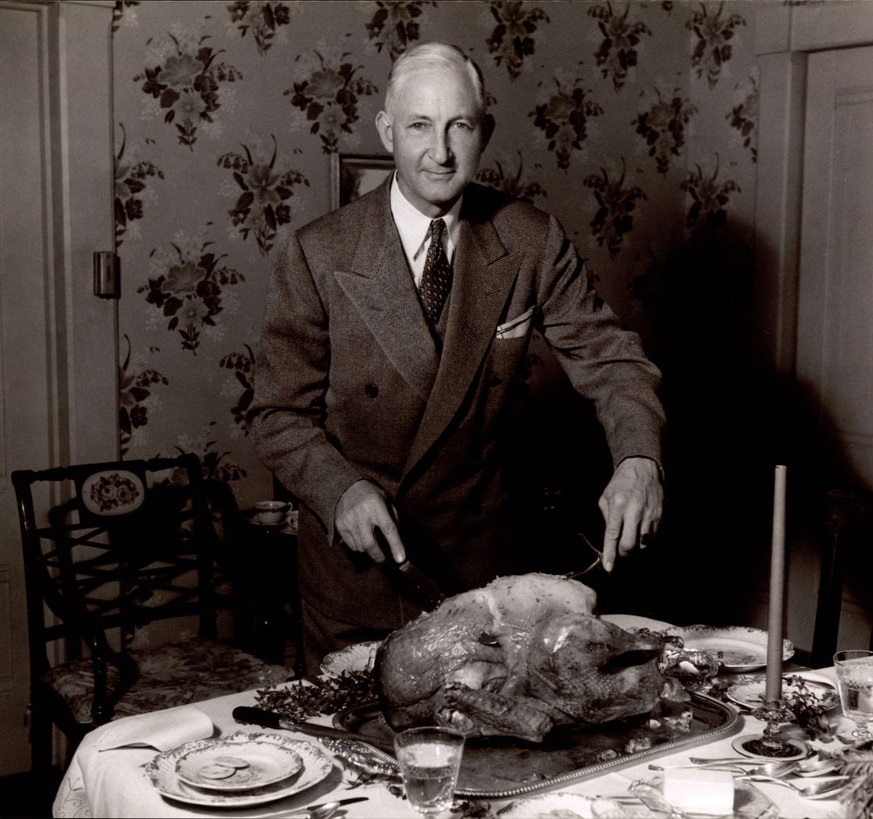 Max Poehlmann carving turkey